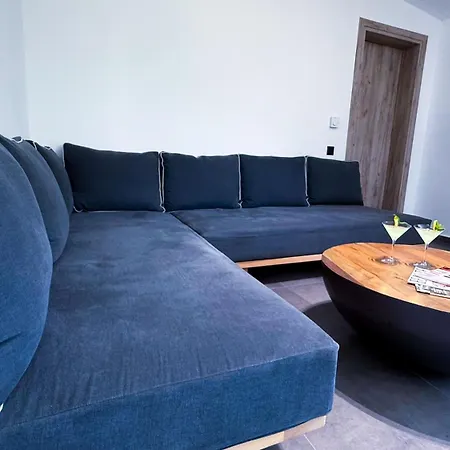Ek Ornelakis, Luxury With Jacuzzi Apartment *